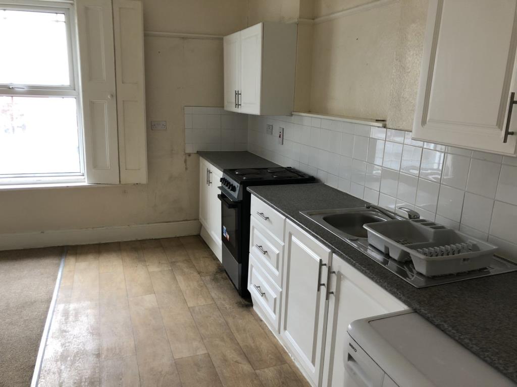 Lot: 56 - FREEHOLD MIXED INVESTMENT - Kitchen/dining room of the flat at 10-11 High Street Ryde Isle of Wight